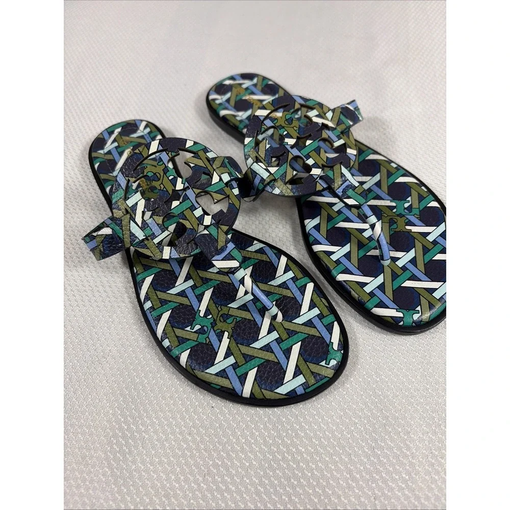 NWOB Tory Burch Miller Welt Navy‎ Green Caning Logo Miller Sandals Sz 7M